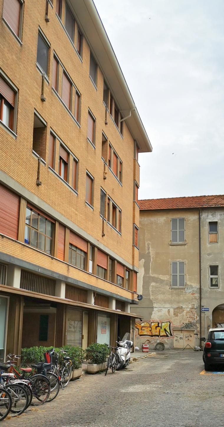 Pesaro (PU), Via Giordani n. 11 - Commerciale