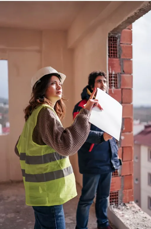 Professionisti durante il sopralluogo di un immobile